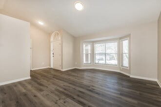 4551 Oak River Cir in Valrico, FL - Building Photo - Building Photo