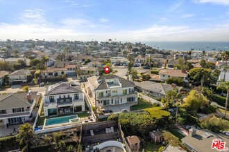 8261 Rees St in Los Angeles, CA - Foto de edificio - Building Photo