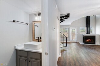 20 Finch Trl NE in Atlanta, GA - Building Photo - Building Photo