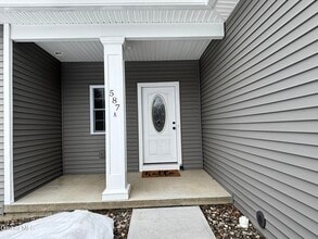 587A Grooms Rd in Clifton Park, NY - Building Photo - Building Photo