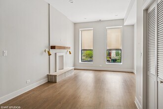 2119 N Clark St, Unit 2F in Chicago, IL - Building Photo - Building Photo