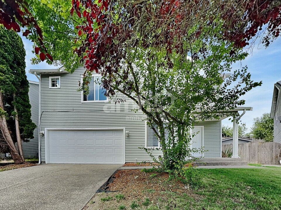13310 120th Ave E in Puyallup, WA - Foto de edificio