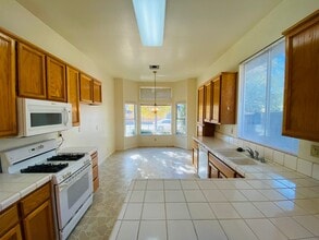 9052 E Valley Dr in Elk Grove, CA - Foto de edificio - Building Photo