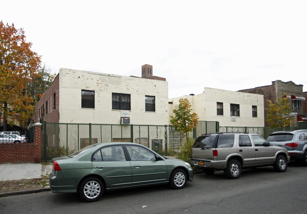 2035 Benedict Ave in Bronx, NY - Foto de edificio