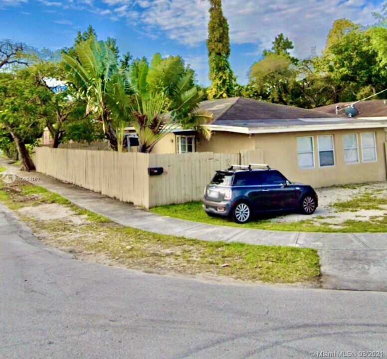 2402 NW 42nd St-Unit -0 in Miami, FL - Building Photo