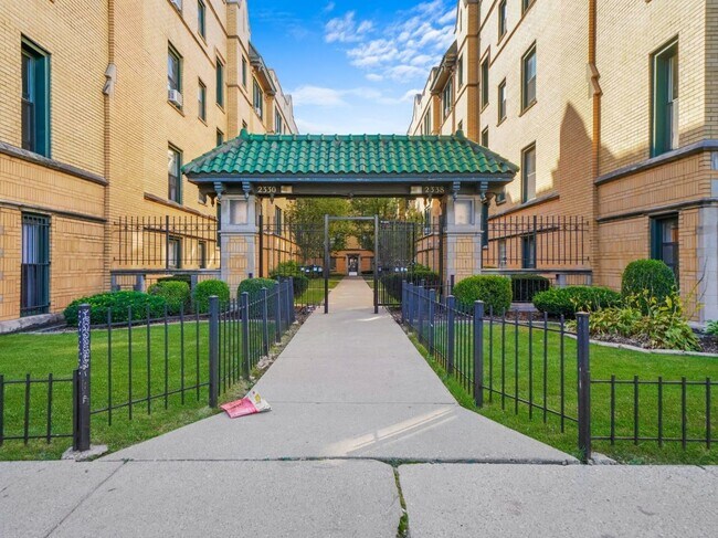property at 2633 1/2 N Spaulding Ave