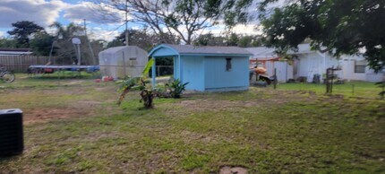 2439 2nd Avenue SE in Vero Beach, FL - Foto de edificio - Building Photo