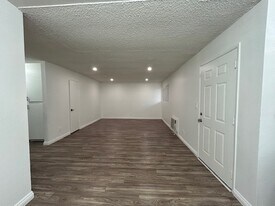 Villa Royale Apartments in Chatsworth, CA - Building Photo
