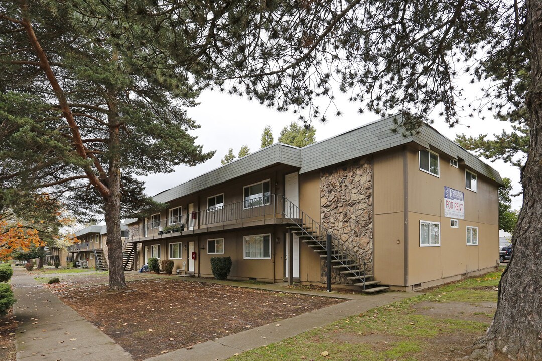 Whispering Pines in Salem, OR - Building Photo