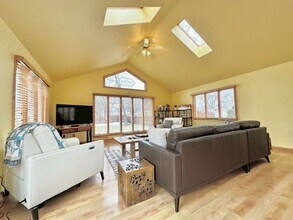 501 W Briar Ln in Green Bay, WI - Building Photo - Building Photo