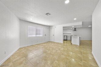 2080 Karen Ave in Las Vegas, NV - Building Photo - Building Photo