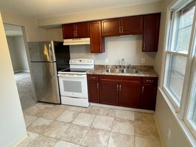 1125 Vine St in Liverpool, NY - Building Photo