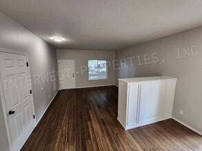 16913 SW Roosevelt St in Sherwood, OR - Foto de edificio - Building Photo