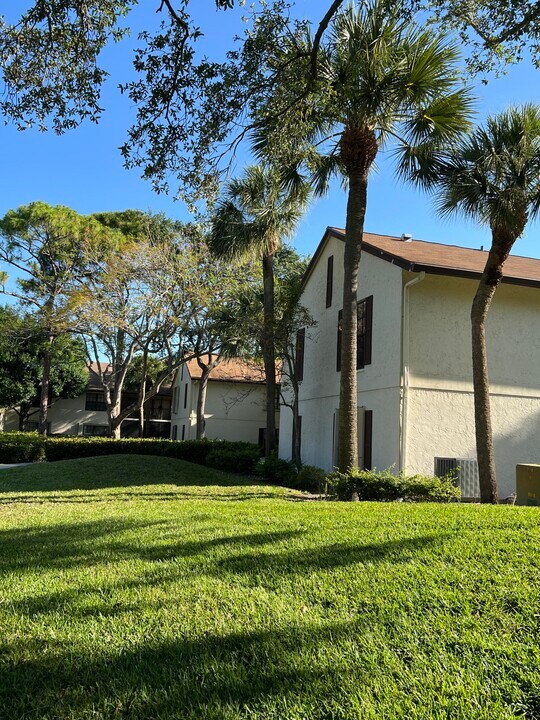 3211 Jog Park Dr in Greenacres, FL - Building Photo