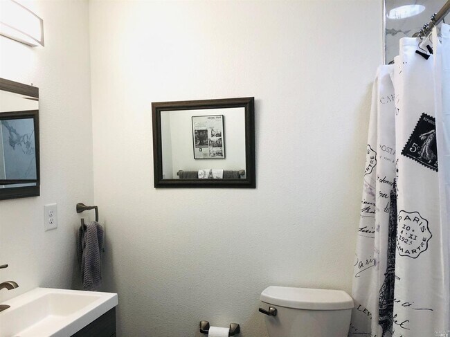 2034 Redwood Dr in Healdsburg, CA - Building Photo - Building Photo