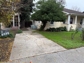 287 W Broadway St in Dixon, CA - Building Photo - Building Photo