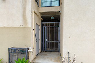 5233 Cahuenga Blvd in North Hollywood, CA - Building Photo - Building Photo