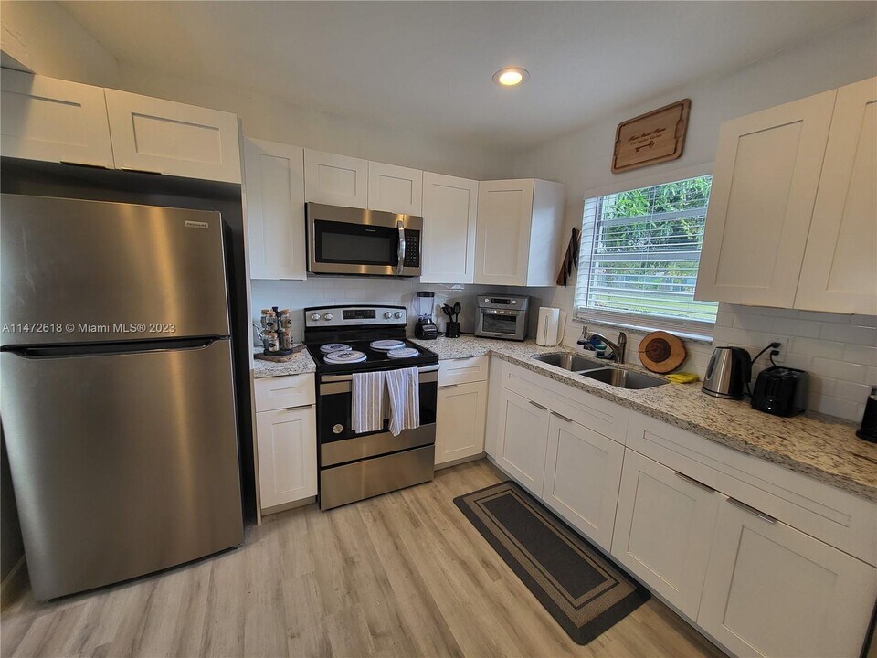408 NW 9th St in Hallandale Beach, FL - Building Photo