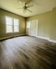 712 W Douglas Ave in Jacksonville, IL - Building Photo - Building Photo