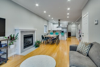 2029 W Saint Paul Ave, Unit 1E in Chicago, IL - Building Photo - Building Photo