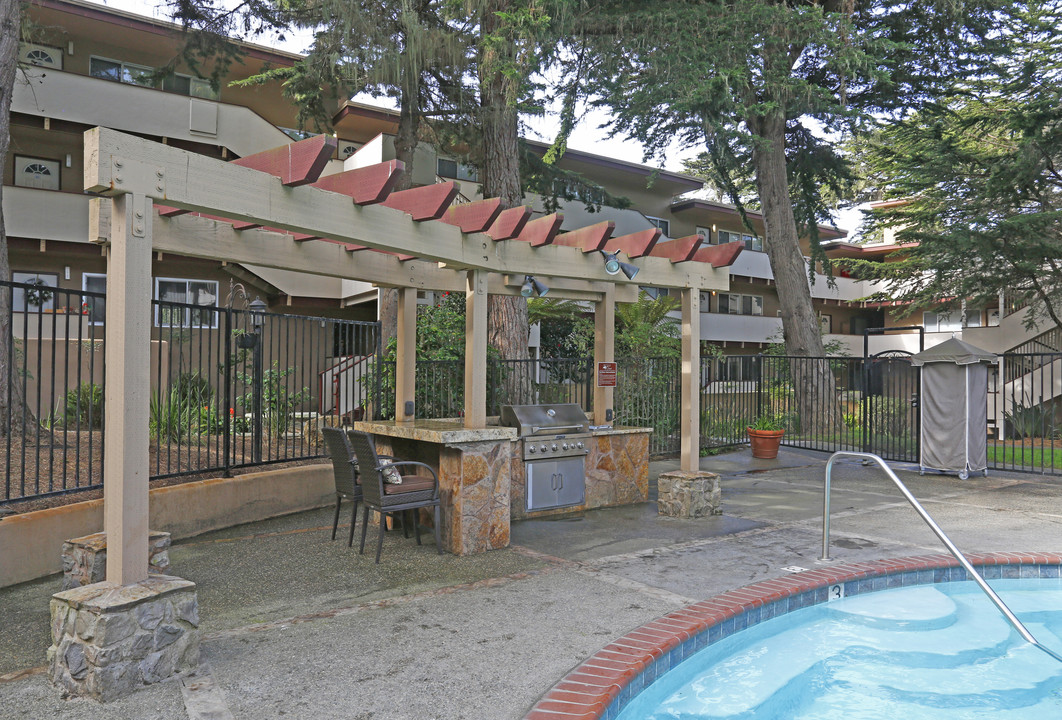 The Crest at Pacific Grove in Pacific Grove, CA - Foto de edificio