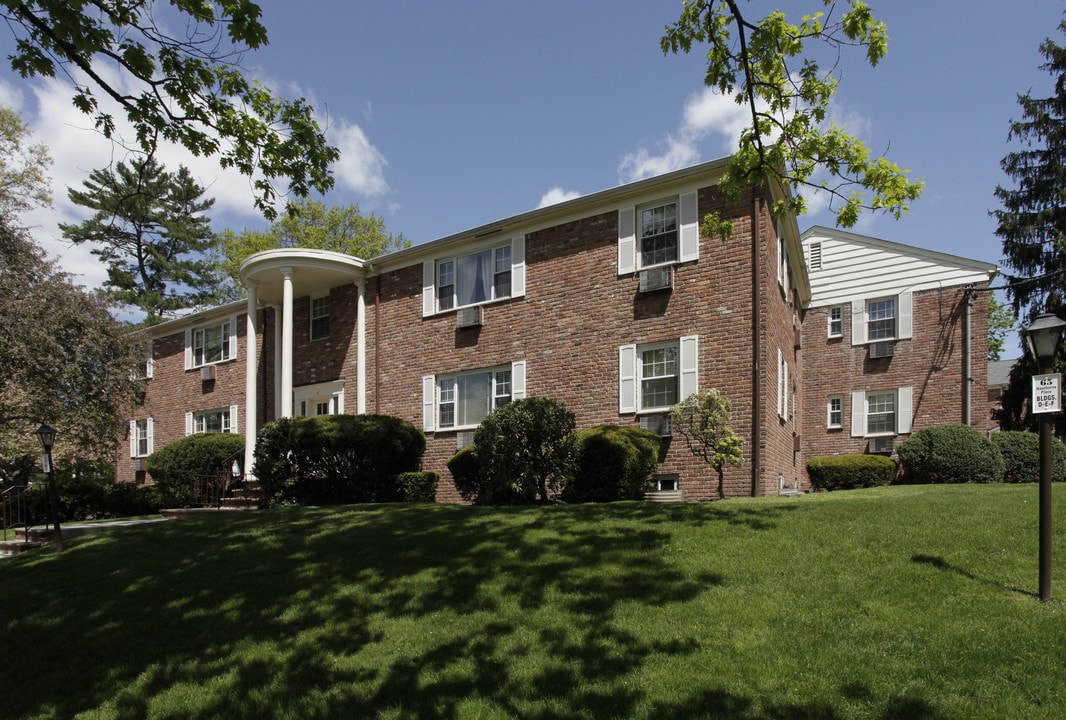 The Williamsburg Apartments in Montclair, NJ - Foto de edificio