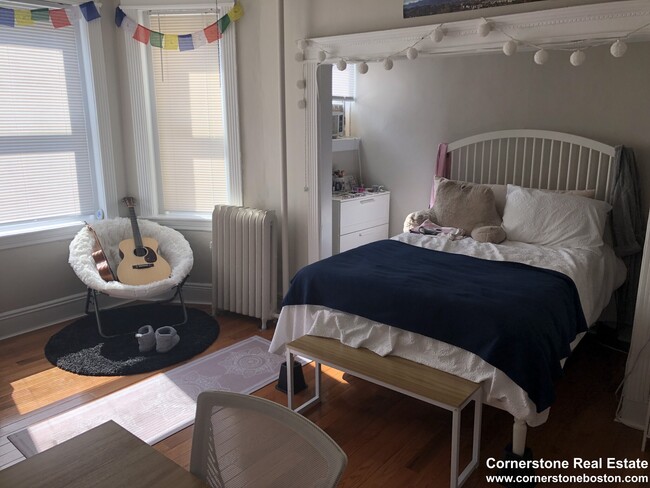 65 Burbank St, Unit 4 in Boston, MA - Foto de edificio - Building Photo