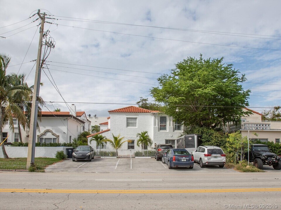 2816 Pine Tree Dr in Miami Beach, FL - Building Photo