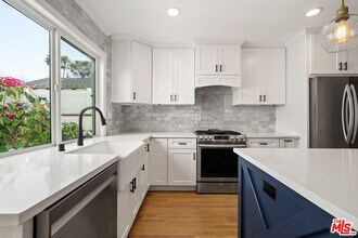 7410 El Manor Ave in Los Angeles, CA - Building Photo - Building Photo