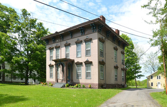 72 College St in Clinton, NY - Foto de edificio - Building Photo