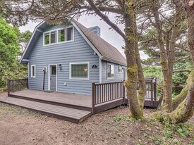 1115 SW Whitecap Dr in Waldport, OR - Building Photo