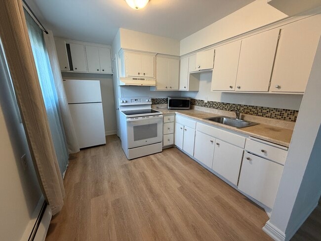 8956 Griggs Ave in Circle Pines, MN - Foto de edificio - Building Photo