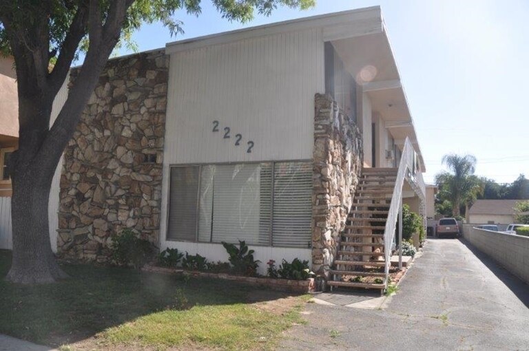 2222 N Ontario St in Burbank, CA - Building Photo