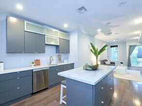 186 Paris St, Unit 5 in Boston, MA - Foto de edificio - Building Photo