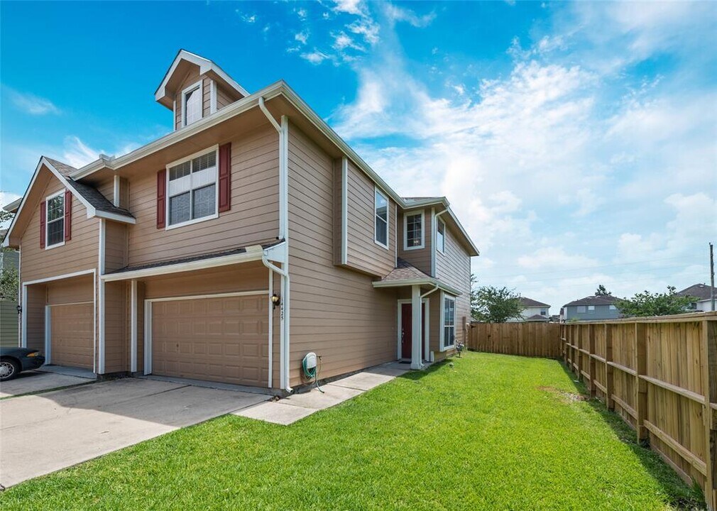 14425 Rosehedge Ct in Houston, TX - Building Photo