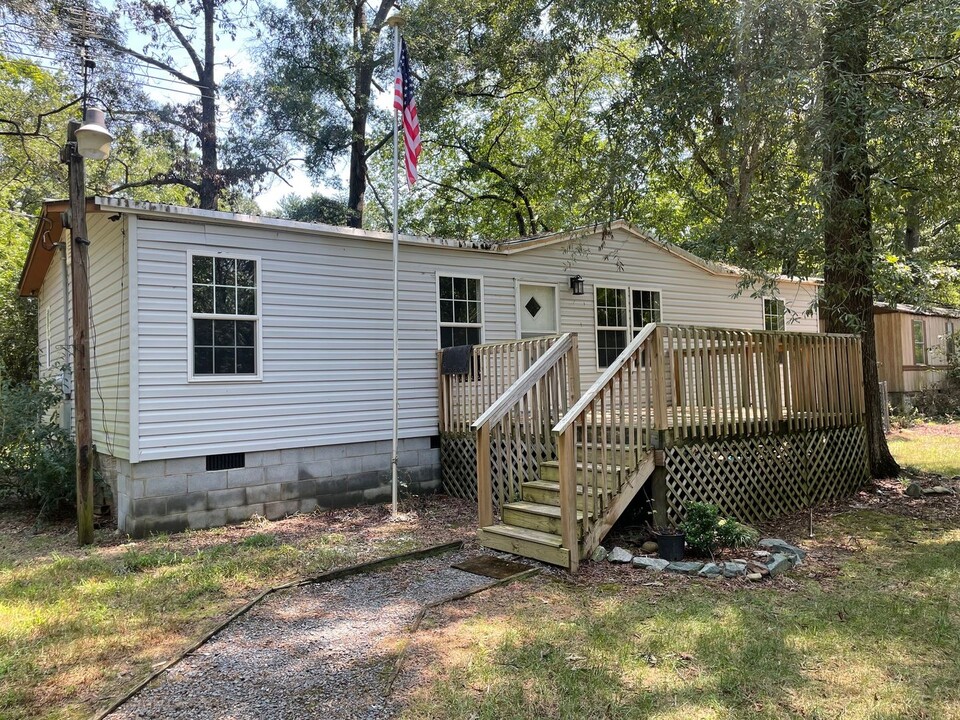 200 Hillcrest Rd in New London, NC - Building Photo