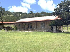 1904 Bear Creek Rd in Kerrville, TX - Building Photo - Building Photo