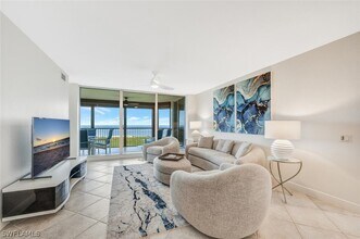 7225 Pelican Bay Blvd in Naples, FL - Building Photo - Building Photo