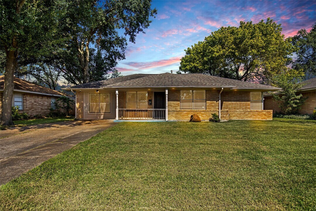 2106 Stonecrest Dr in Houston, TX - Building Photo