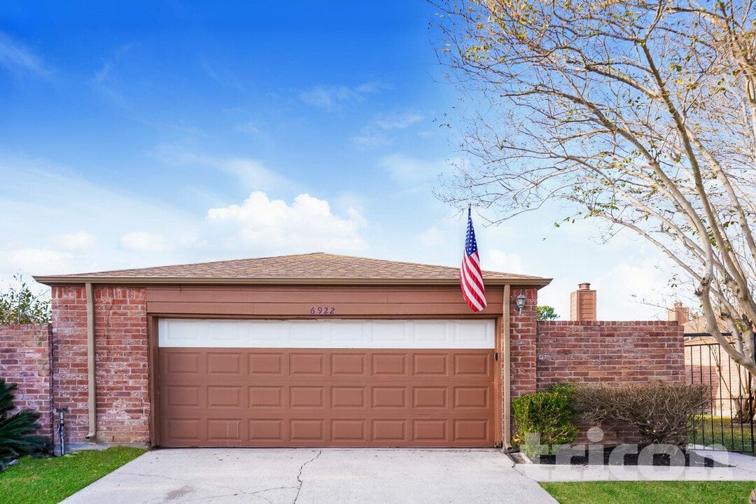 6922 Clee Ln in Spring, TX - Building Photo