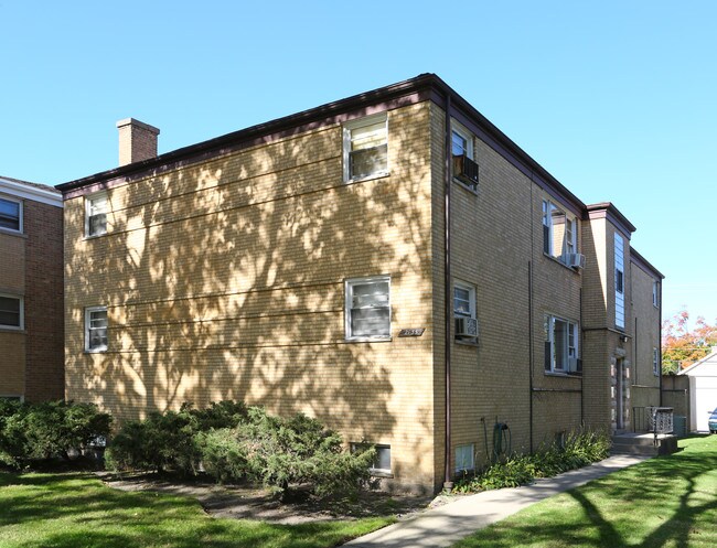 2135 Howard St in Evanston, IL - Building Photo - Building Photo