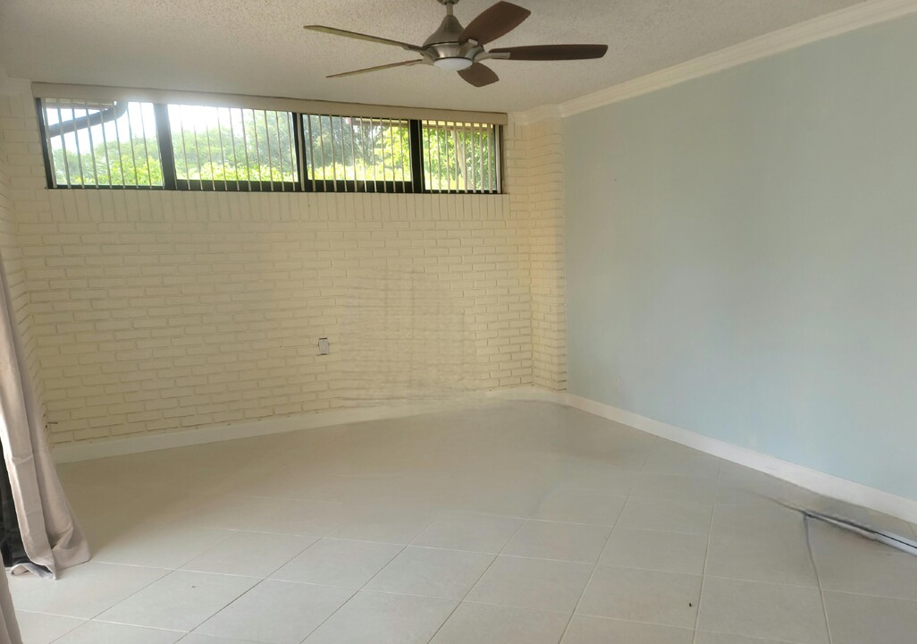 3648 Victoria Dr in West Palm Beach, FL - Building Photo