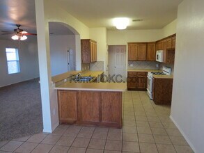 802 E Elder Ln in Mustang, OK - Building Photo - Building Photo