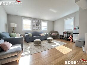 14 Glenmont Rd, Unit 2 in Boston, MA - Foto de edificio - Building Photo