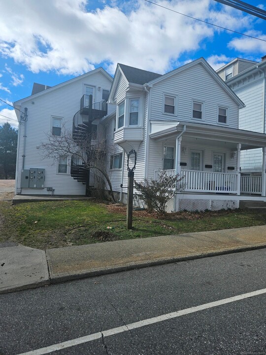 84 Liberty St in Stonington, CT - Building Photo