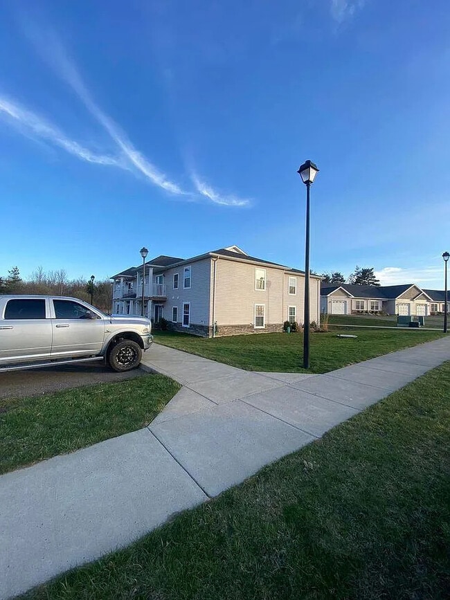 8121 N Main St, Unit 12 in Eden, NY - Foto de edificio - Building Photo