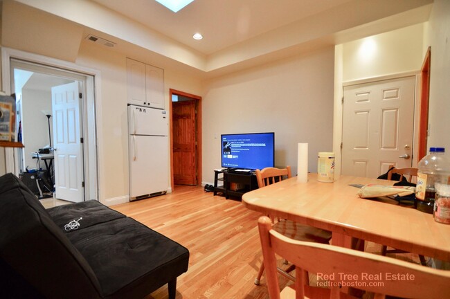 1801 Beacon St, Unit 8 in Brookline, MA - Building Photo - Building Photo