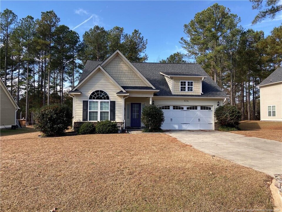 124 Orchard Falls Dr in Spring Lake, NC - Building Photo