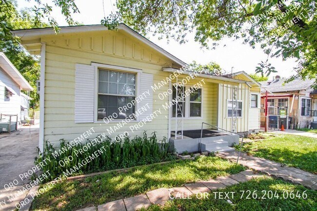 2818 E Houston St in San Antonio, TX - Building Photo - Building Photo