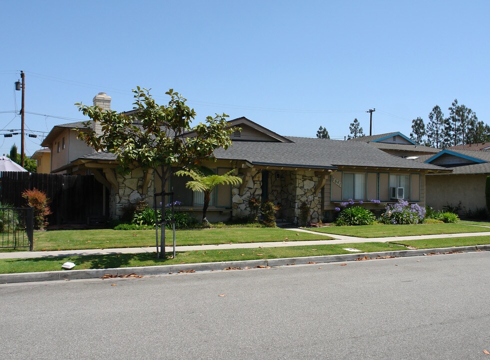 7641 Amazon Dr in Huntington Beach, CA - Building Photo